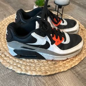 Plenty of life left in these! 🖤Nike black 🧡Orange Air Max sneakers size 3Y